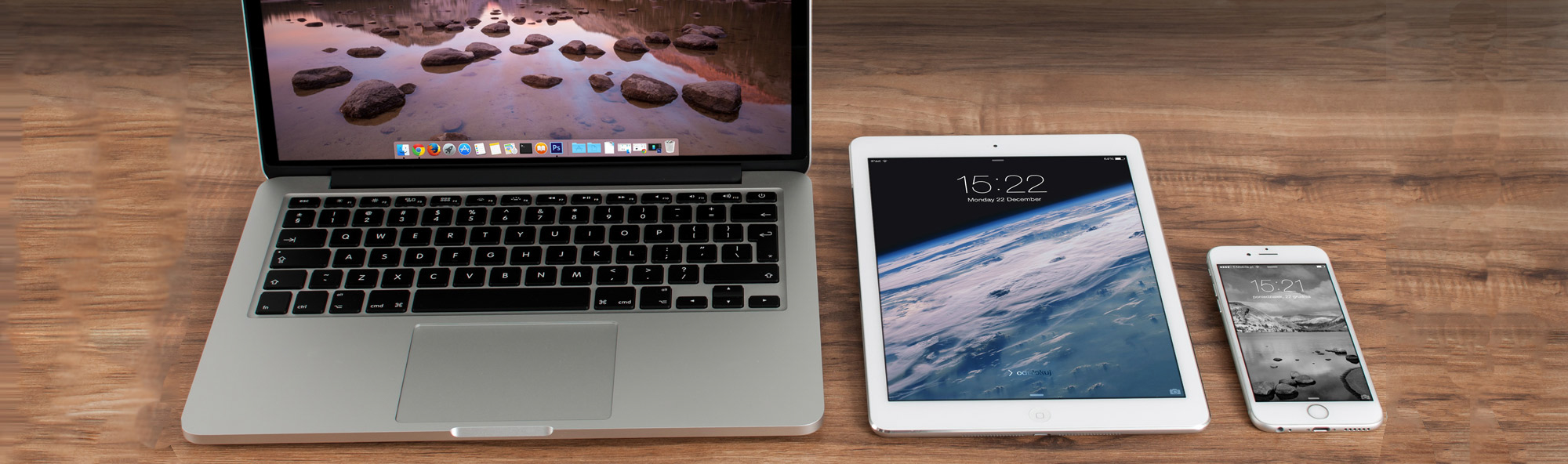 Tisch mit Laptop, Tablet und Smartphone
