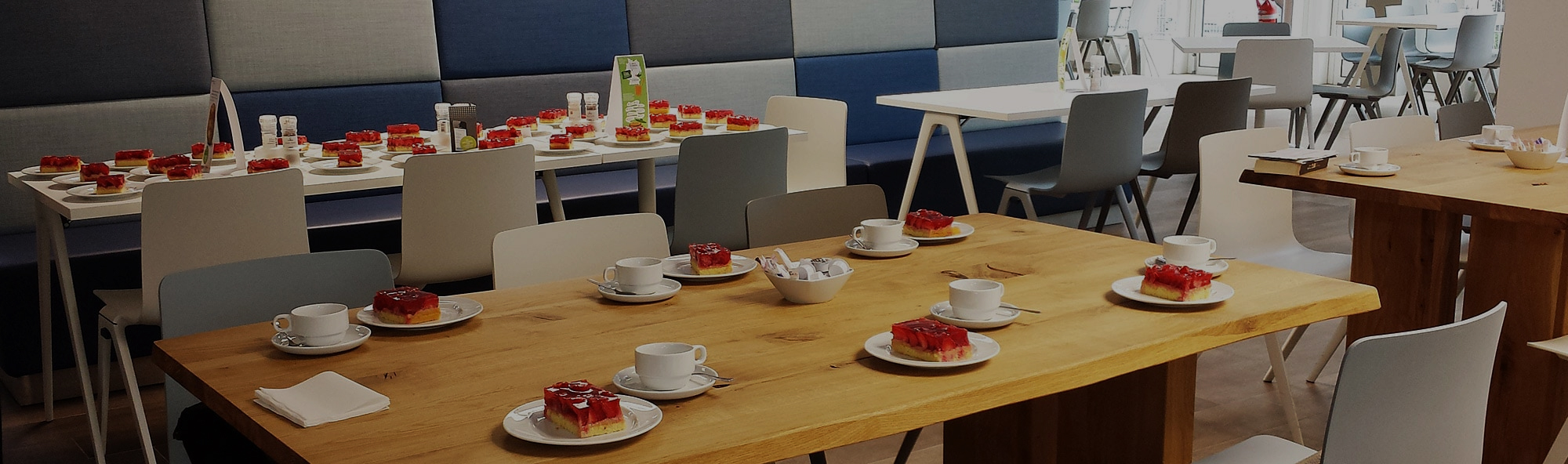 Tisch als Kaffeetafel gedeckt