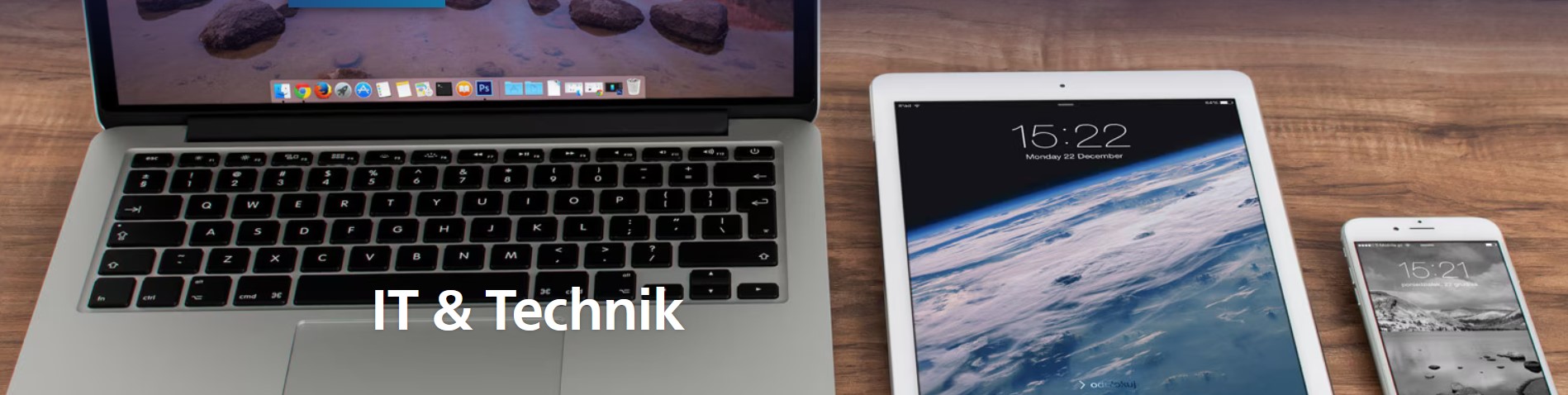 Tisch mit Laptop, Tablet und Smartphone