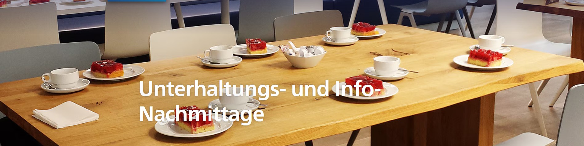 Tisch als Kaffeetafel gedeckt